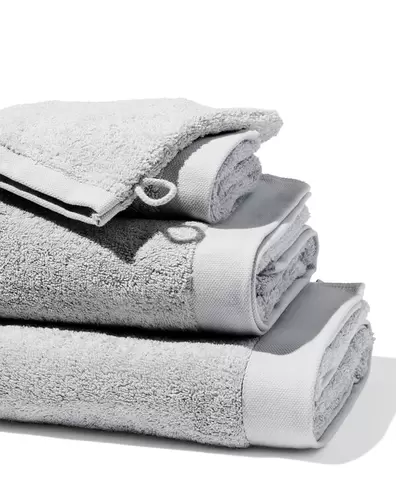 Serviettes de bain - hôtel extra doux gris clair offre à 5,79€ sur Hema