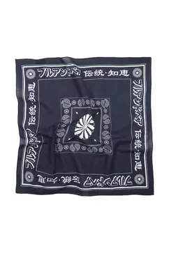 Foulard bandana lettres japonaises offre à 12,99€ sur Pull & Bear