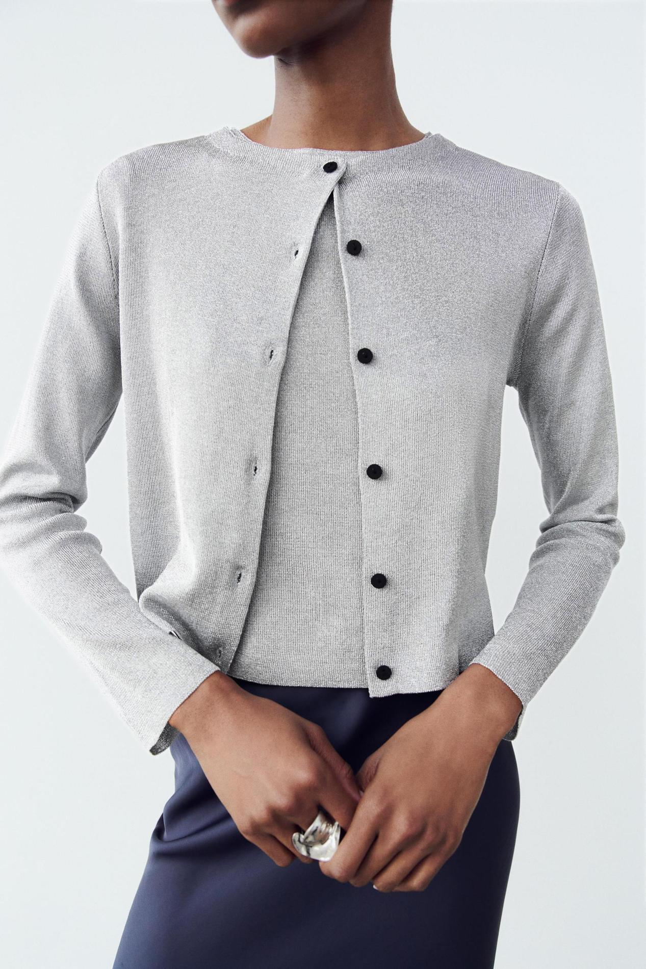 GILET EN MAILLE AVEC FIL MÉTALLISÉ offre à 39,95€ sur Zara