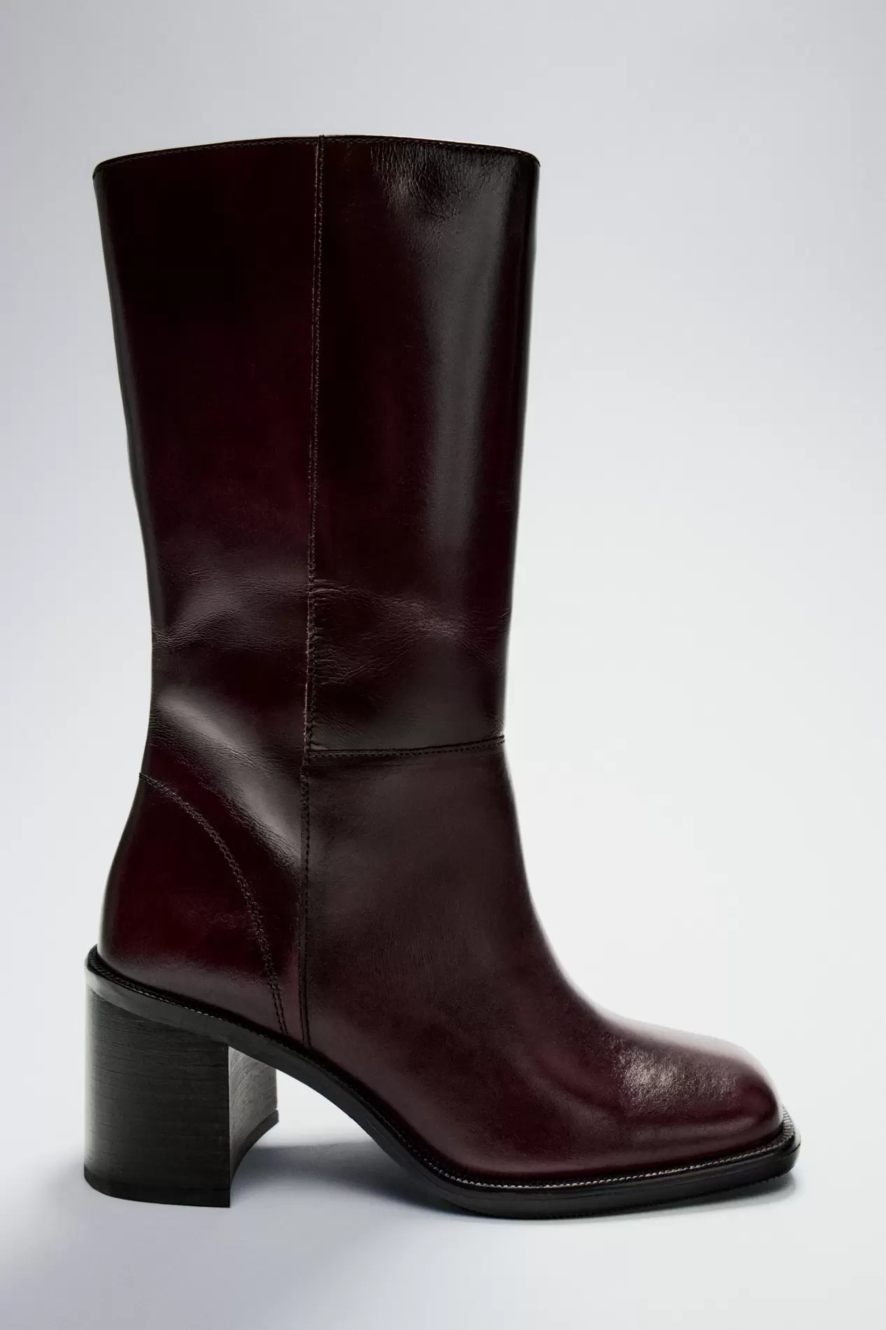 BOTTINES EN CUIR À BOUT CARRÉ offre à 99,95€ sur Zara