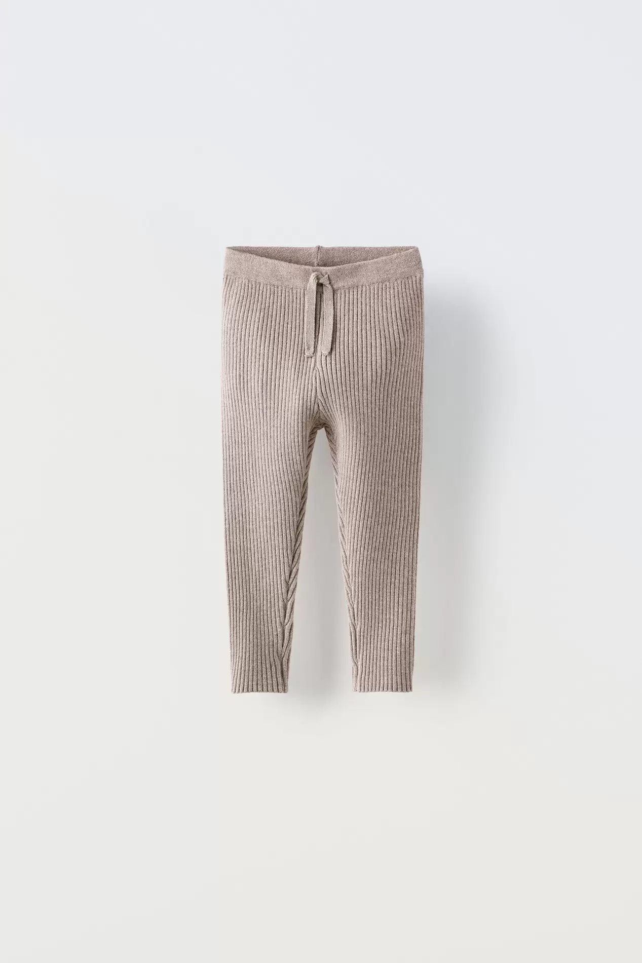 LEGGING EN MAILLE CÔTELÉE offre à 15,95€ sur Zara