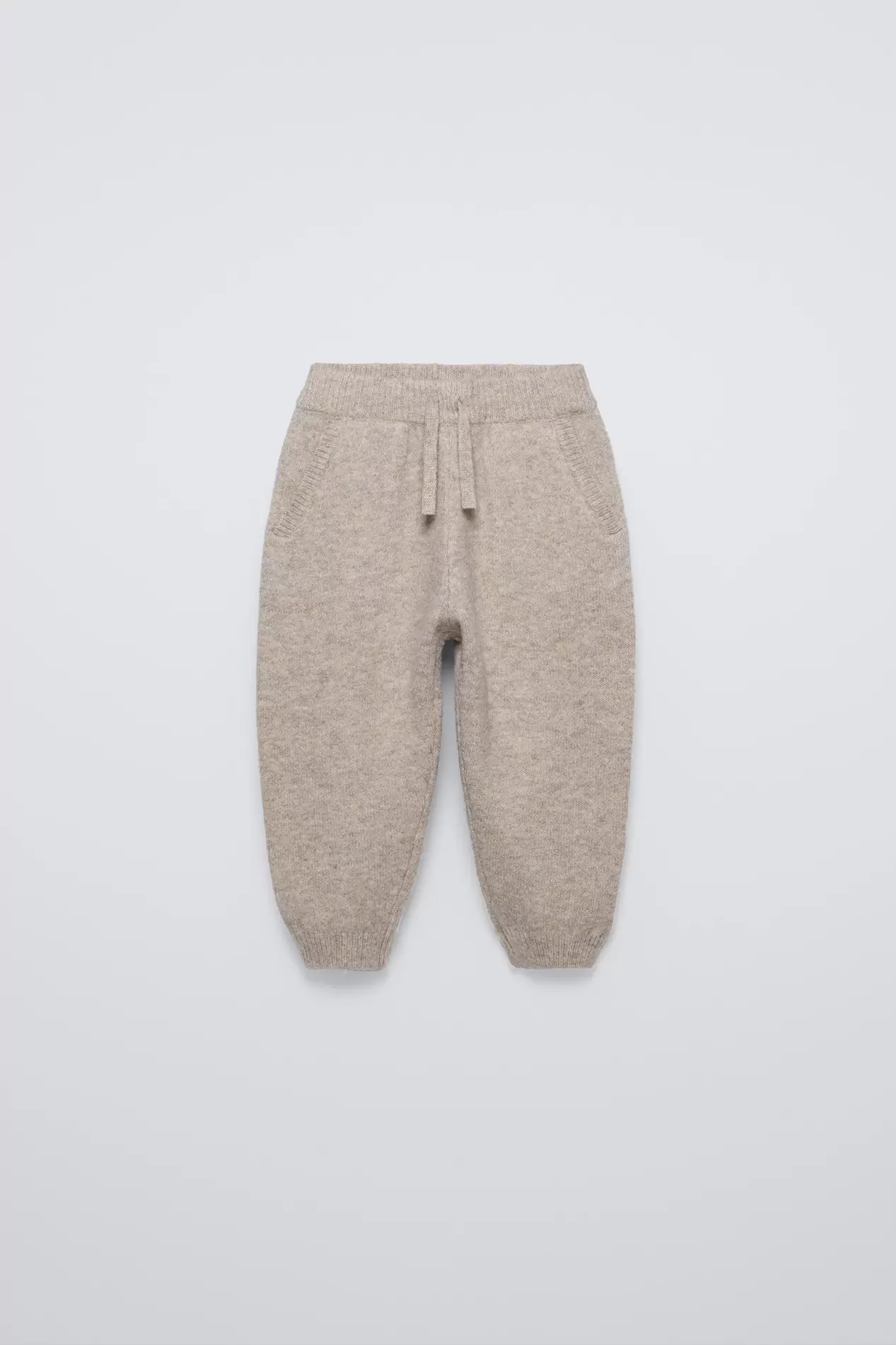 PANTALON DE JOGGING EN MAILLE offre à 17,95€ sur Zara