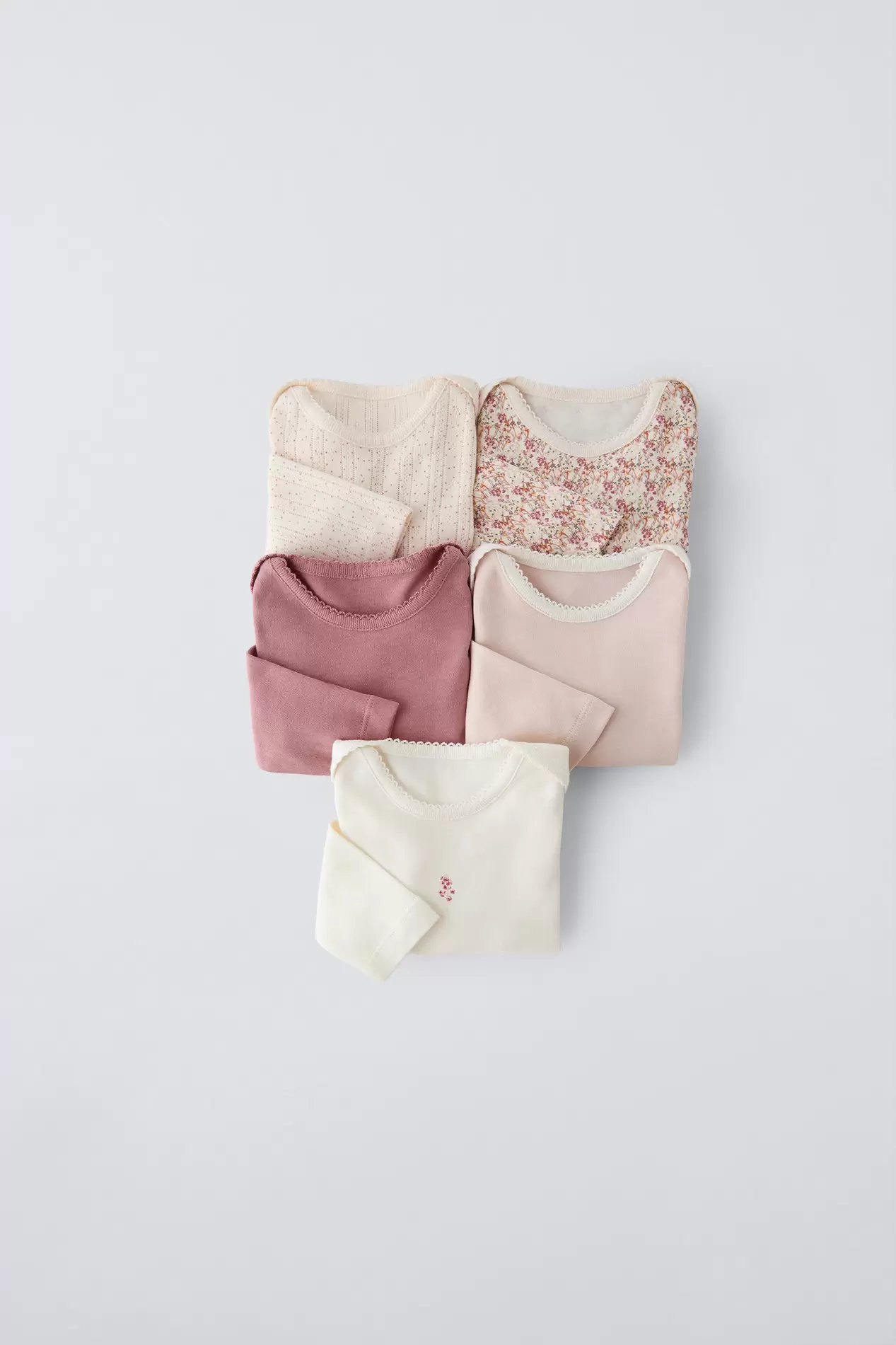 LOT DE CINQ BODYS FLEURS offre à 17,95€ sur Zara