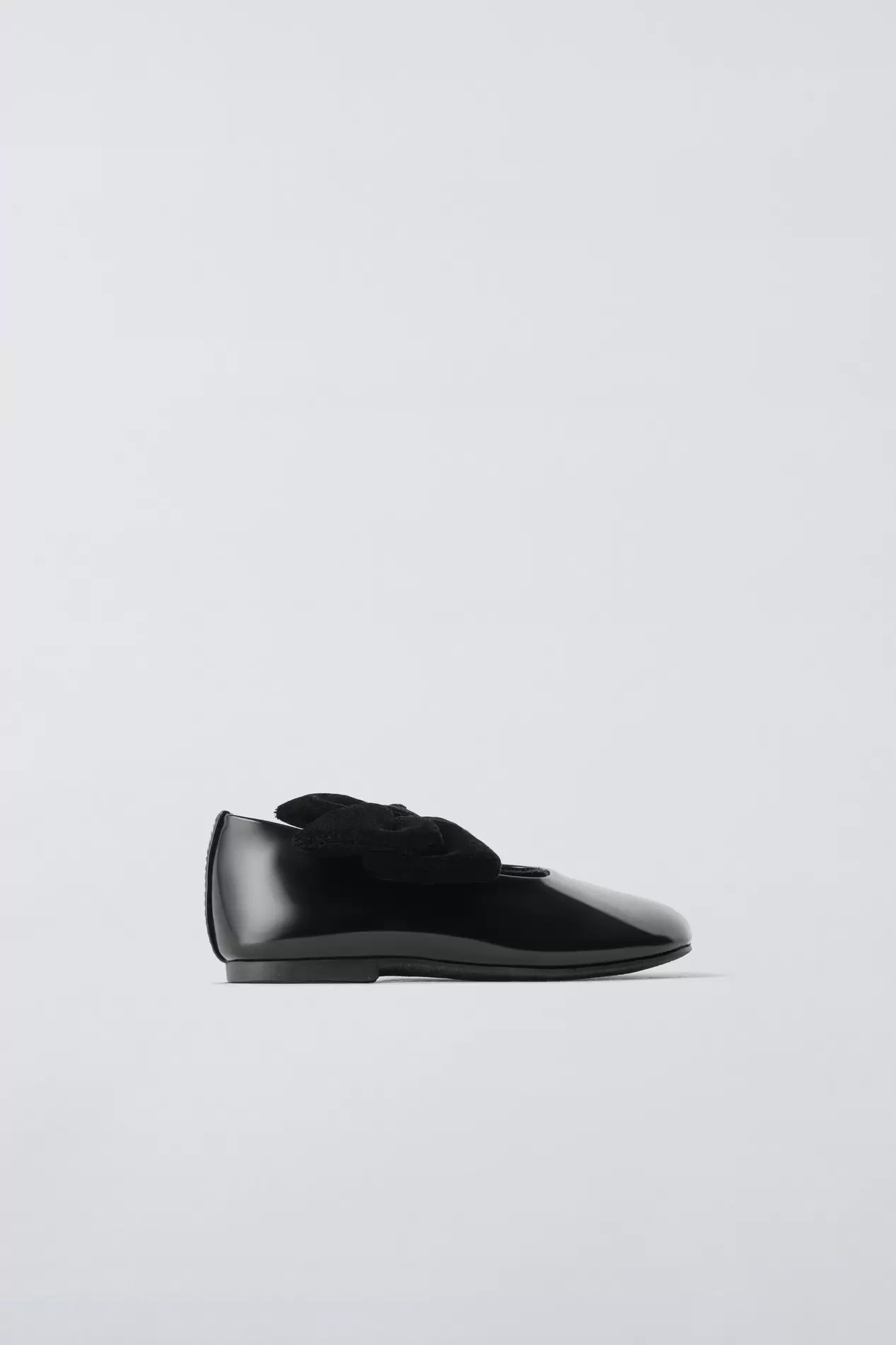 BALLERINES À NŒUDS offre à 25,95€ sur Zara