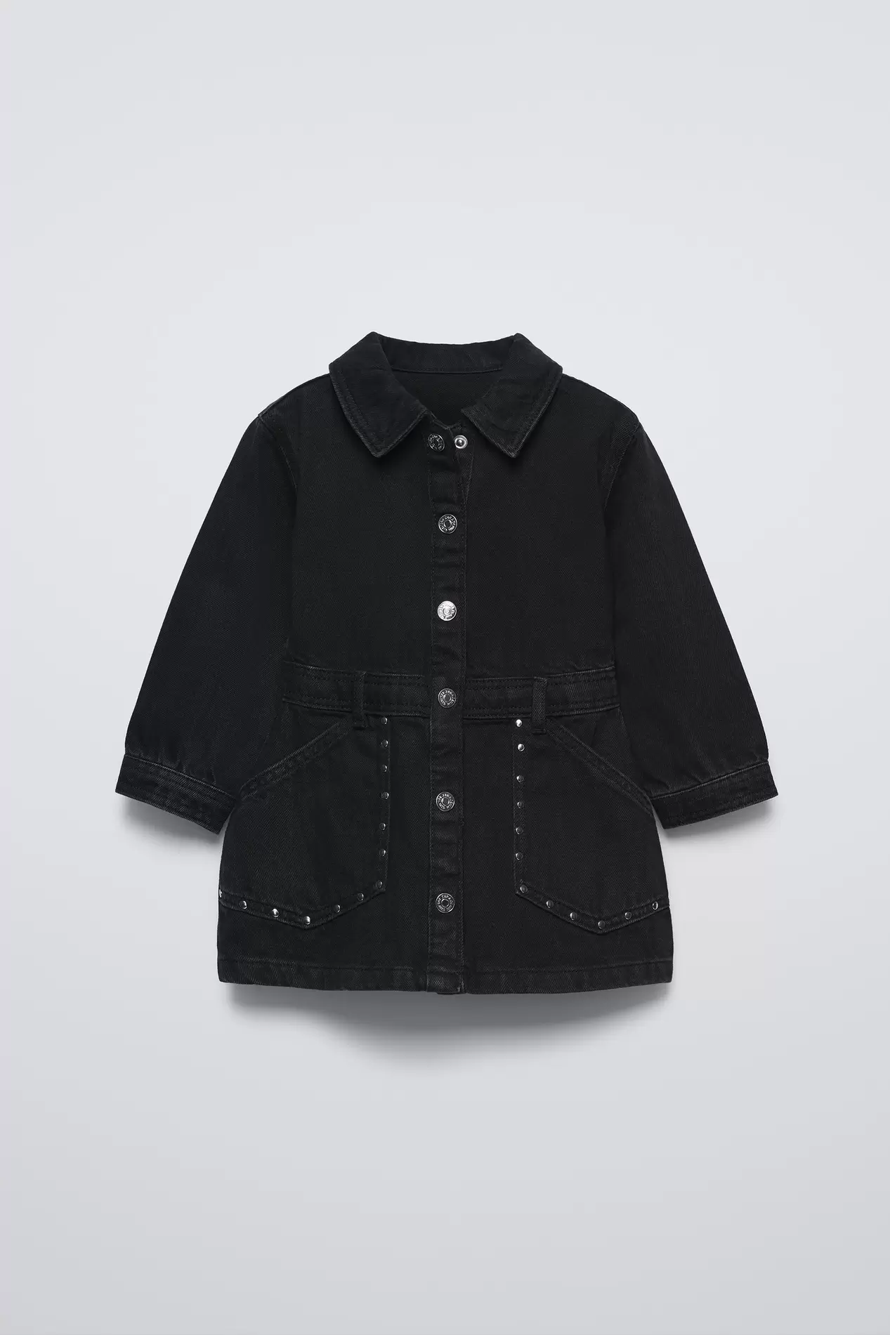 ROBE EN DENIM À CLOUS offre à 25,95€ sur Zara