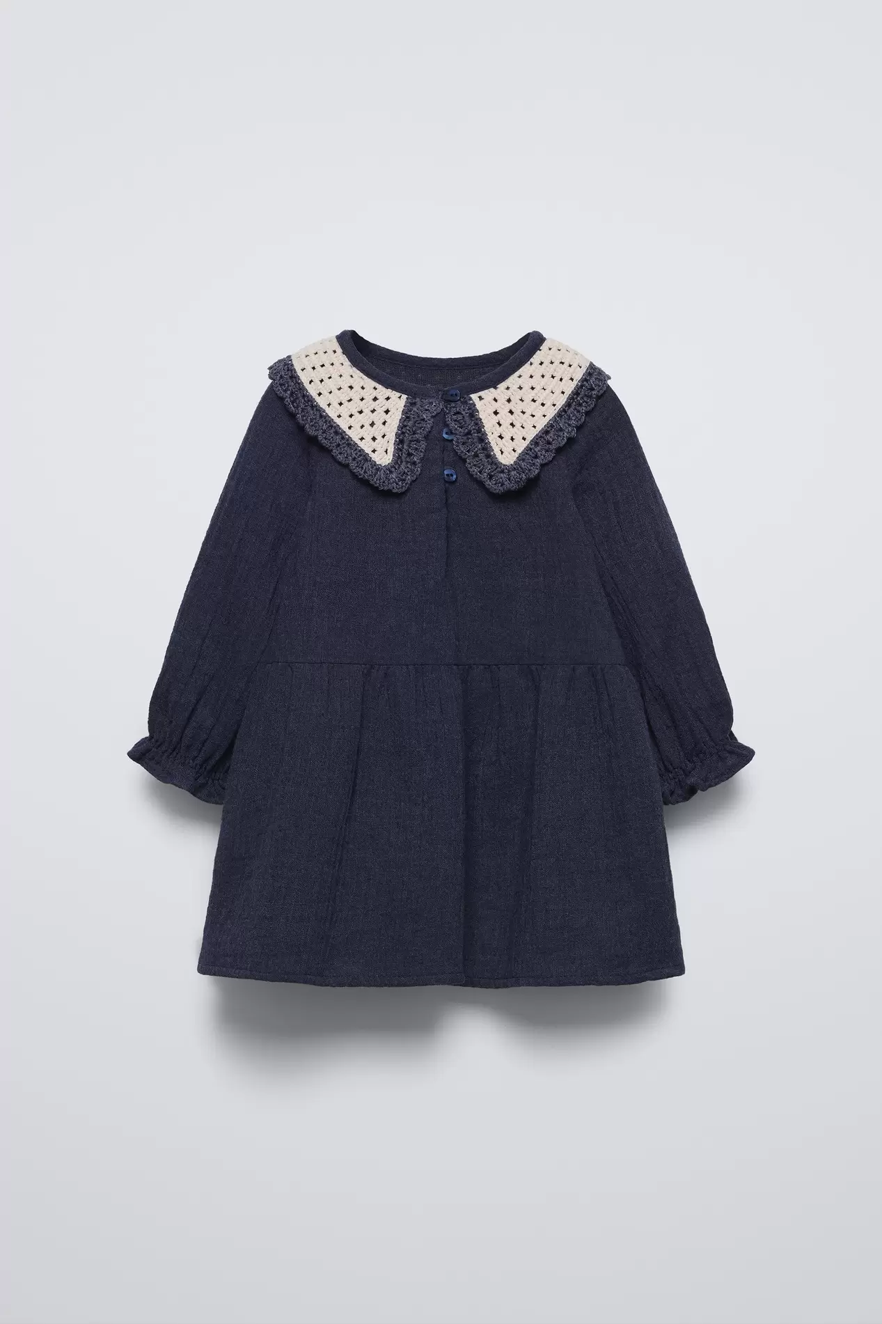 ROBE STRUCTURÉE AVEC COL CROCHET offre à 27,95€ sur Zara