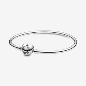 Bracelet Jonc Fermoir Cœur Pandora Moments offre à 59€ sur Pandora