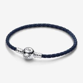 Bracelet en Cuir Tressé Bleu à Fermoir Rond Pandora Moments offre à 49€ sur Pandora