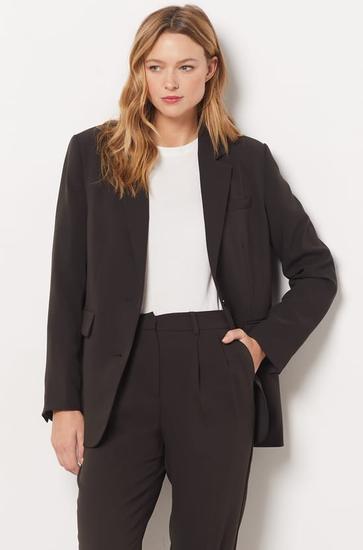 Optez pour un look chic dans cette veste de blazer ajustée. Munie de manches longues, d'une fermetur             ...                             Voir plus offre à 41,99€ sur Etam