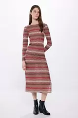 Robe midi avec bordures en zigzag offre à 29,99€ sur Springfield