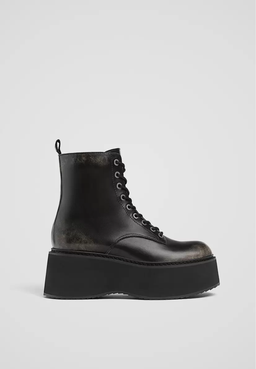 Bottines flatform à lacets offre à 45,99€ sur Stradivarius