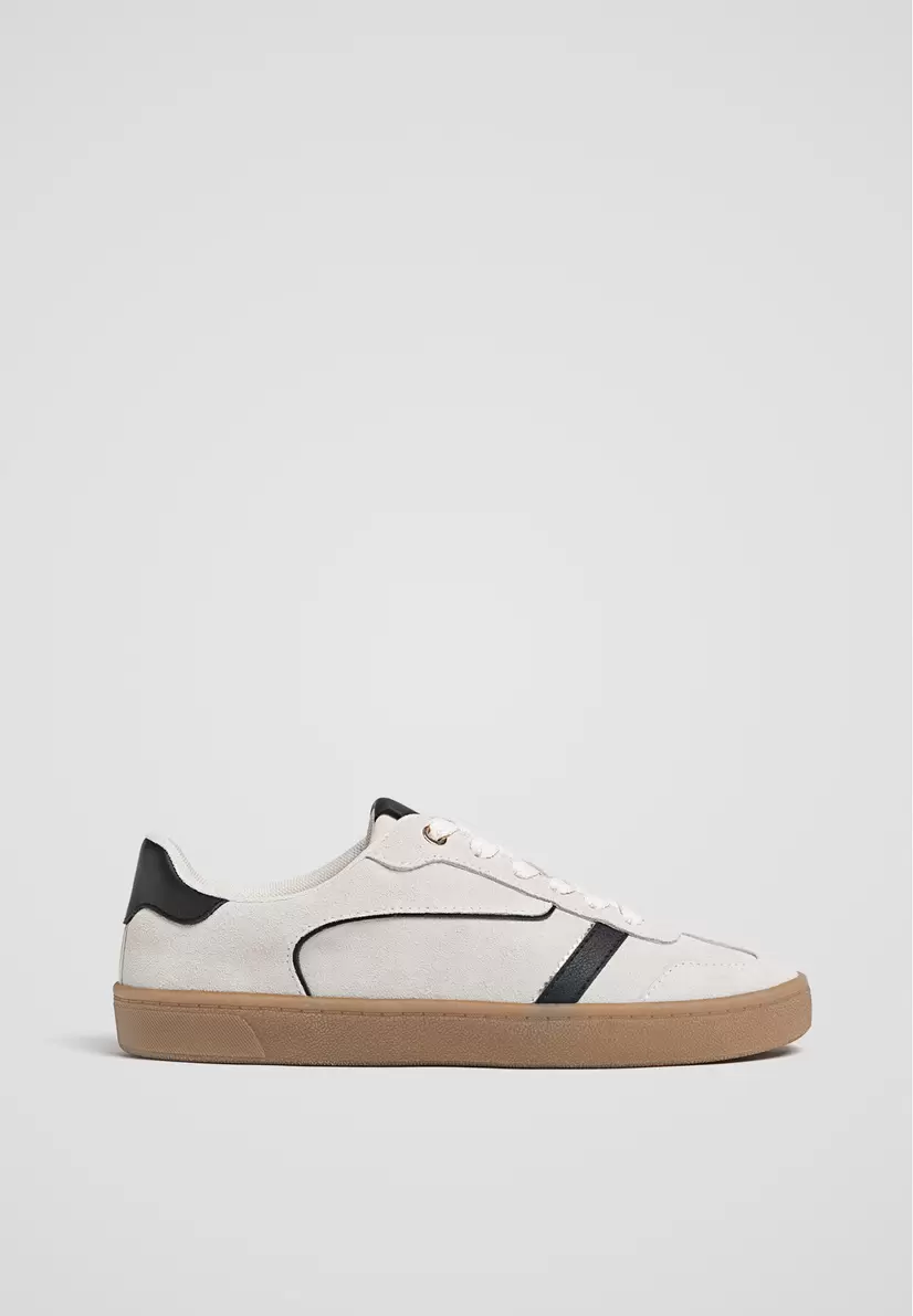 Sneakers avec pièces en cuir offre à 35,99€ sur Stradivarius