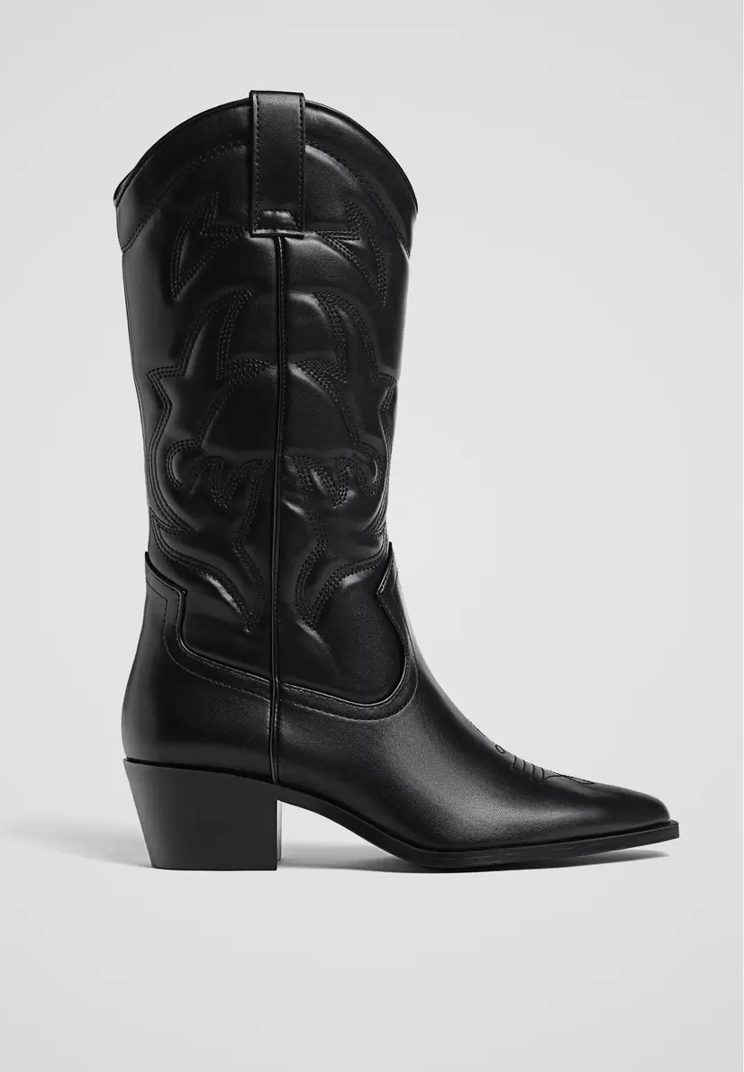 Bottes à talon style cowboy offre à 59,99€ sur Stradivarius