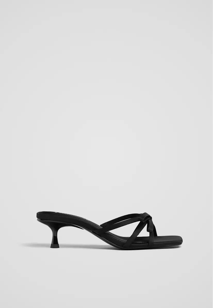 Sandales à talon nœud offre à 29,99€ sur Stradivarius