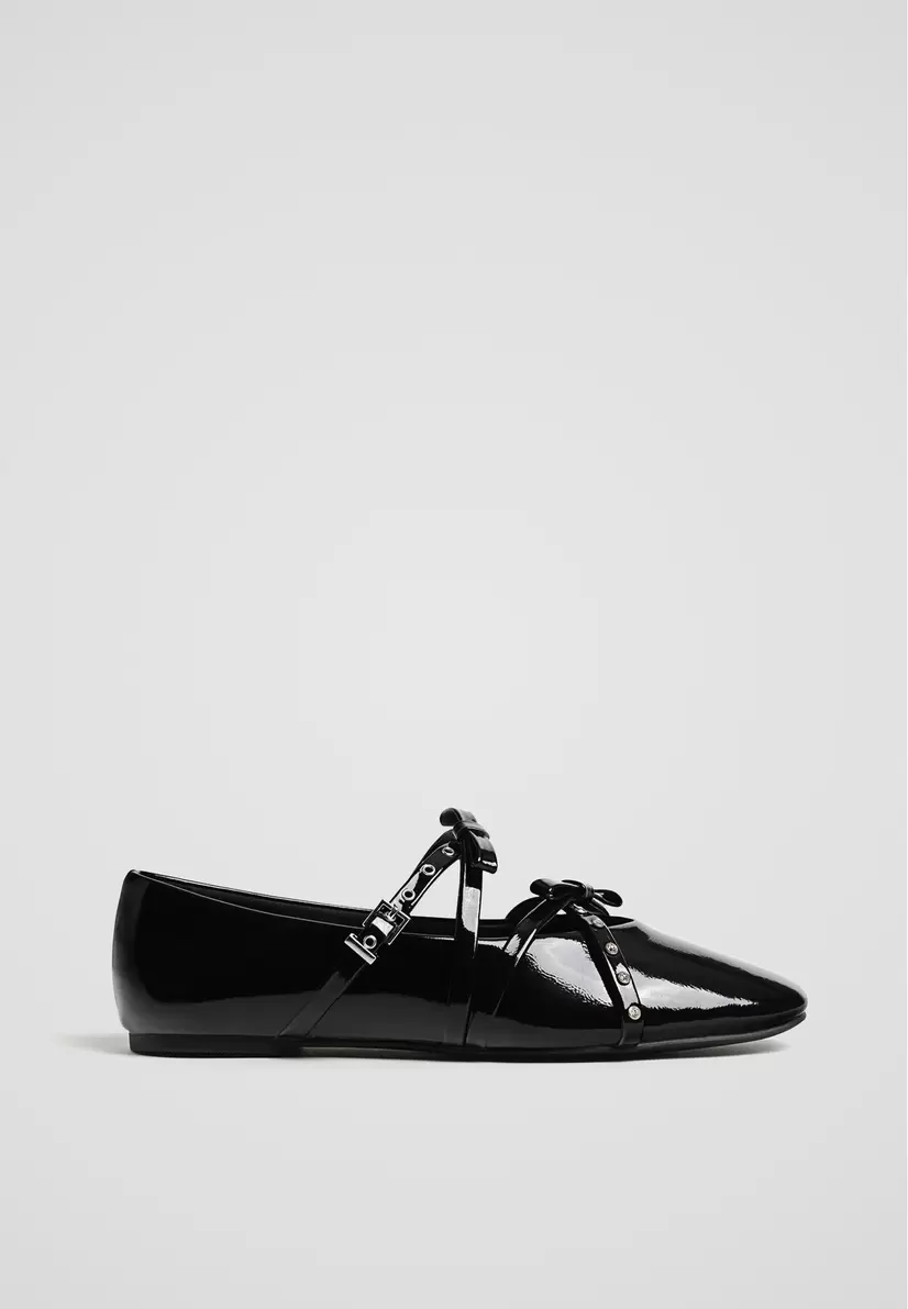 Ballerines avec brides et rivets offre à 35,99€ sur Stradivarius