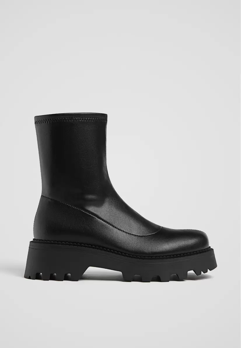 Bottines plates stretch offre à 39,99€ sur Stradivarius