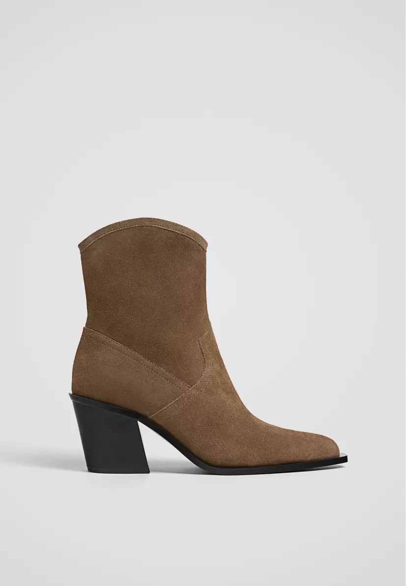 Bottines cowboy en cuir offre à 65,99€ sur Stradivarius