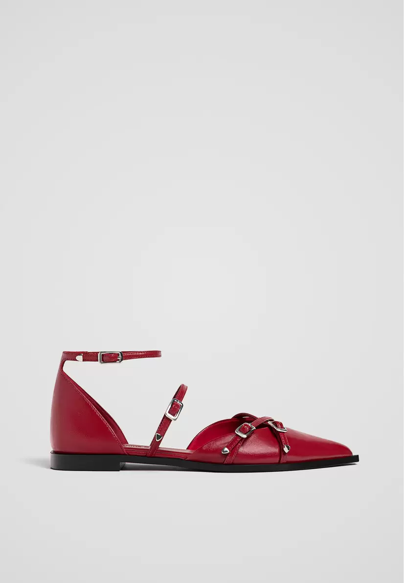 Chaussures plates avec boucles offre à 39,99€ sur Stradivarius