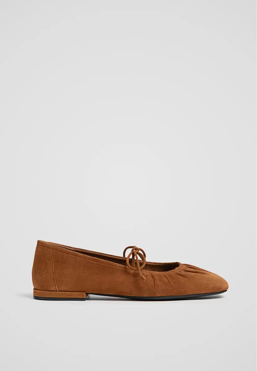 Ballerines plissées cuir offre à 39,99€ sur Stradivarius