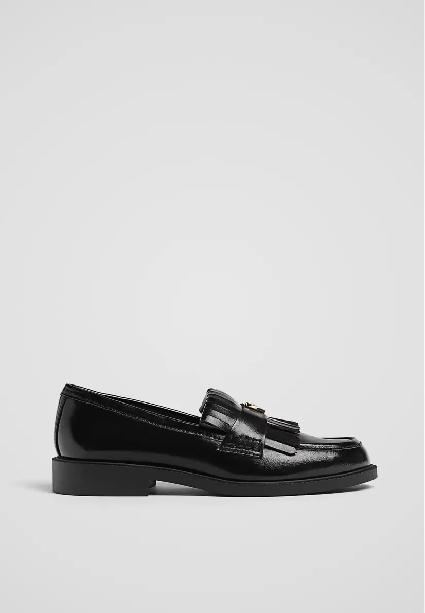 Mocassins détail métallique offre à 29,99€ sur Stradivarius