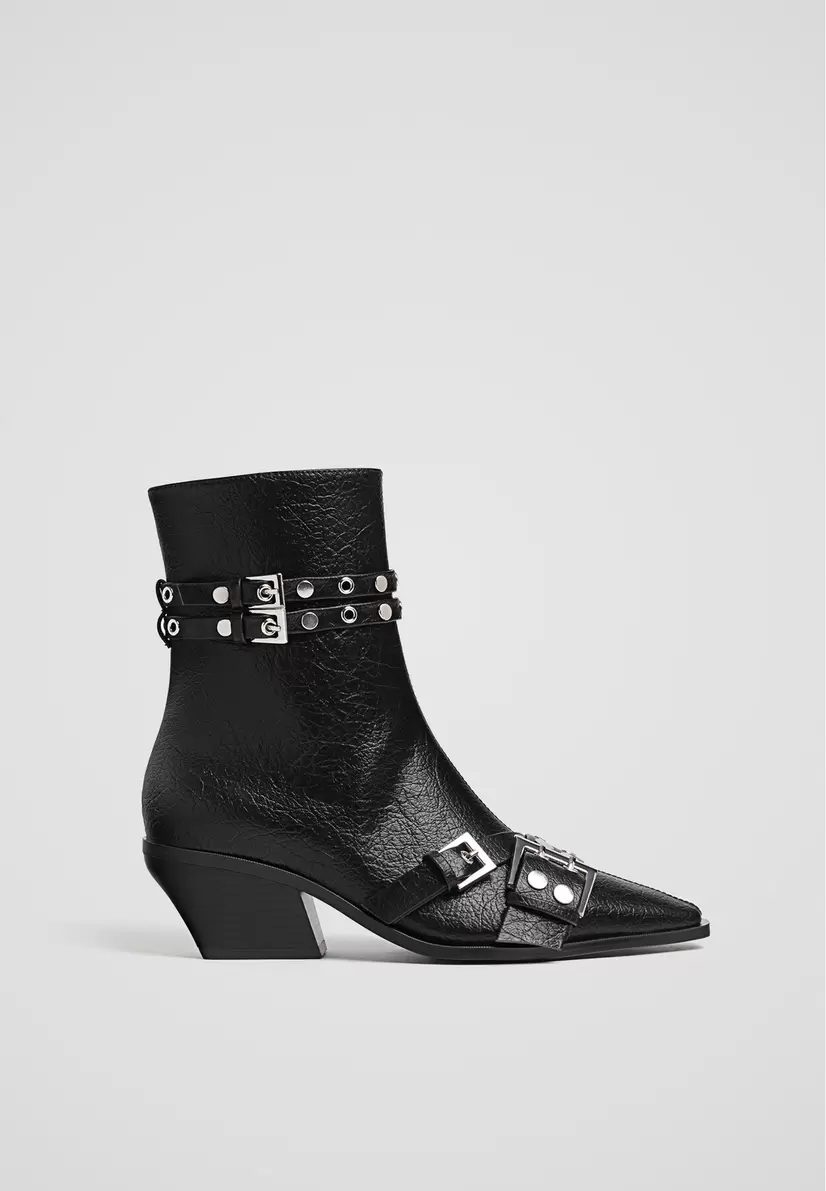 Bottines cowboy boucles offre à 45,99€ sur Stradivarius