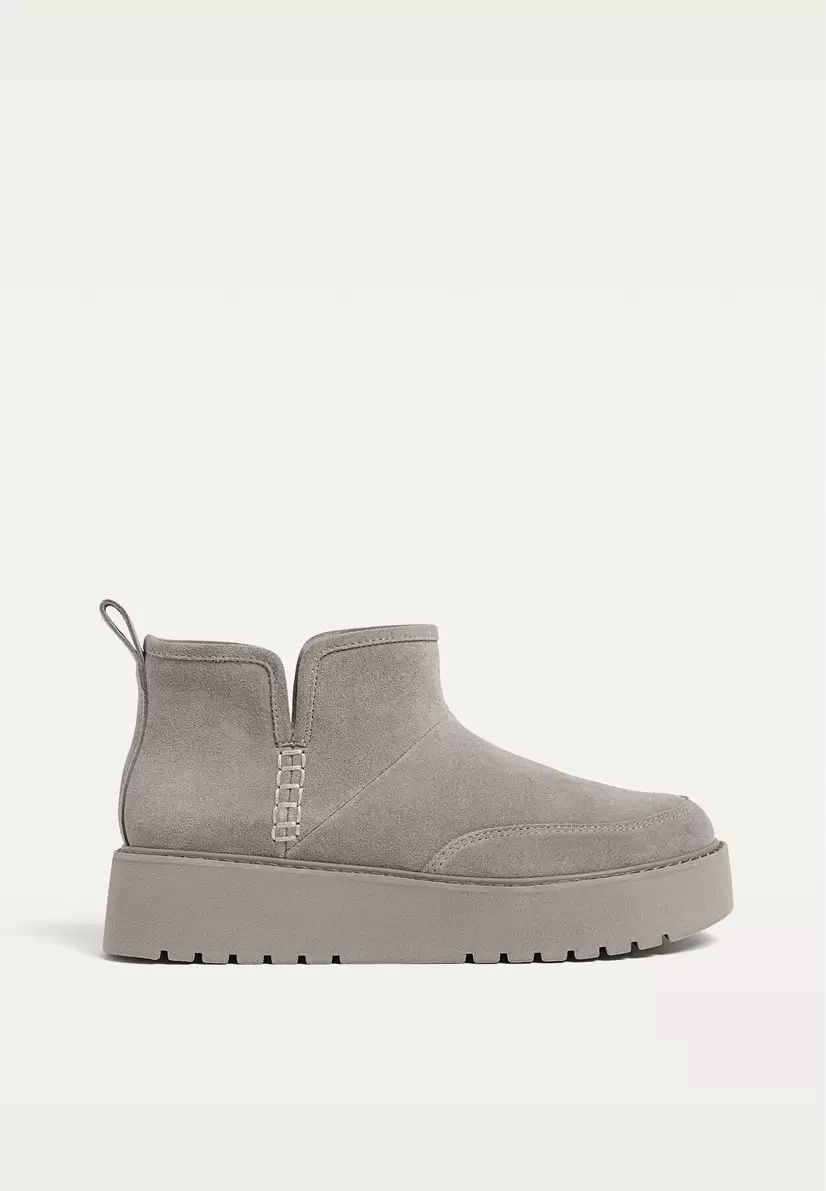 Bottines en fausse fourrure et cuir offre à 32,19€ sur Stradivarius