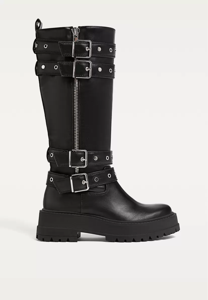 Bottes plates avec boucles offre à 29,99€ sur Stradivarius