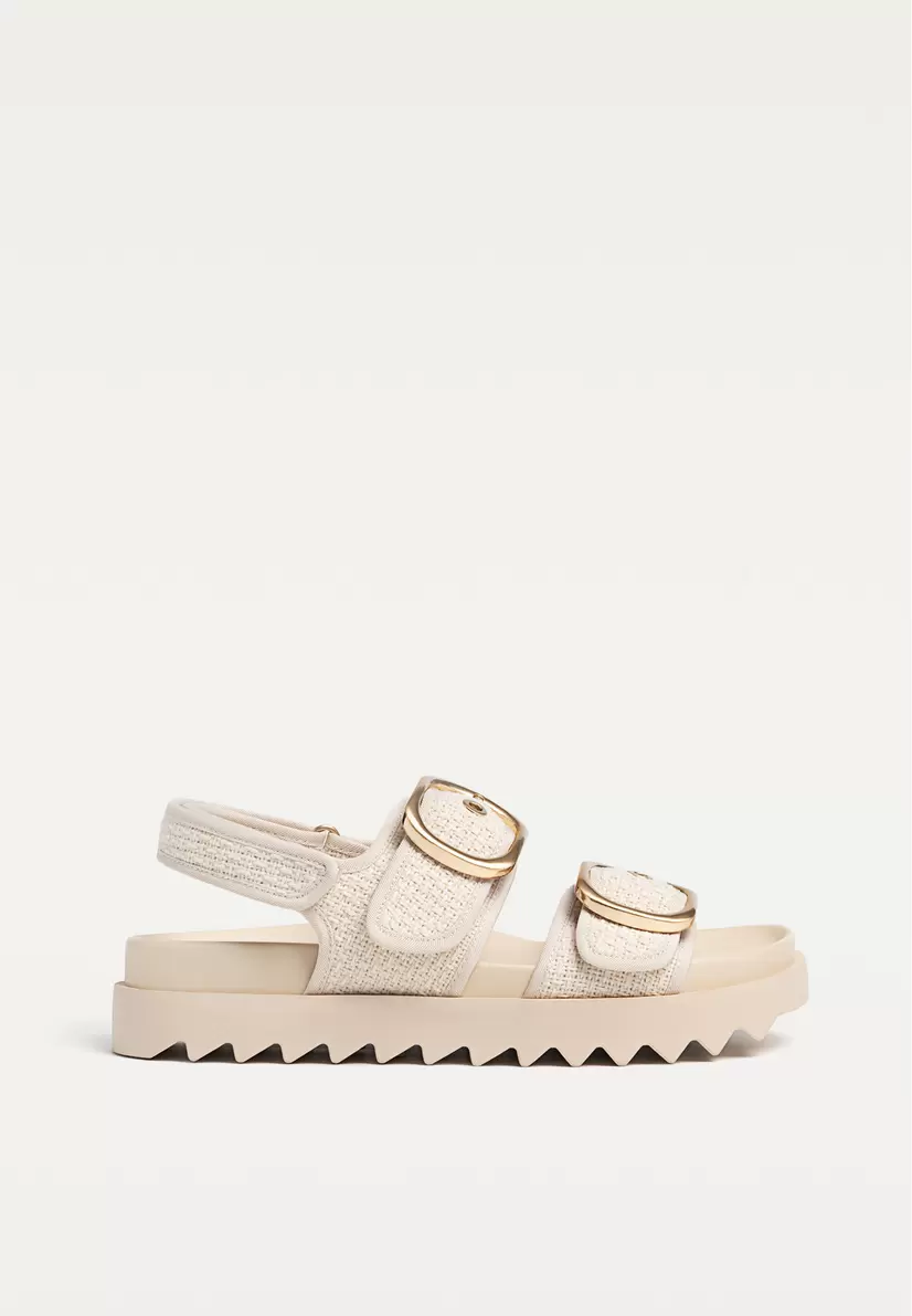 Sandales plates en tissu pour femme offre à 35,99€ sur Stradivarius