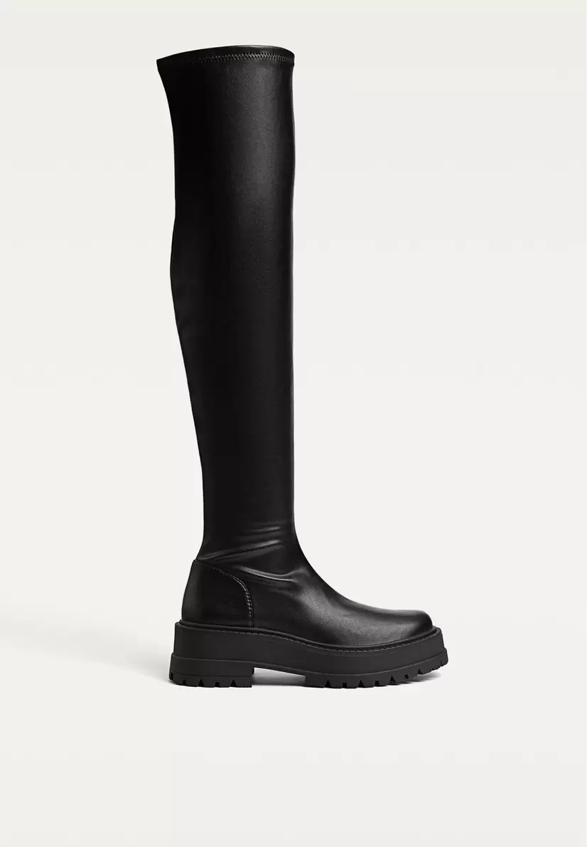 Bottes plates XL noires à semelle crantée offre à 59,99€ sur Stradivarius