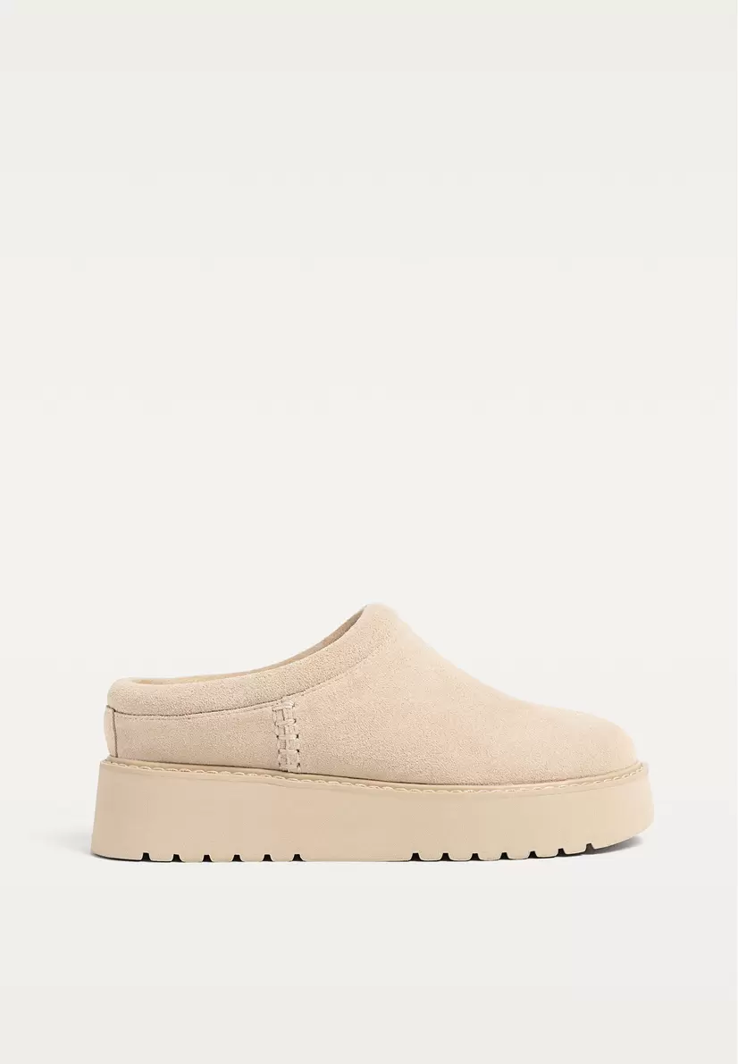 Sabots plats en cuir offre à 39,99€ sur Stradivarius