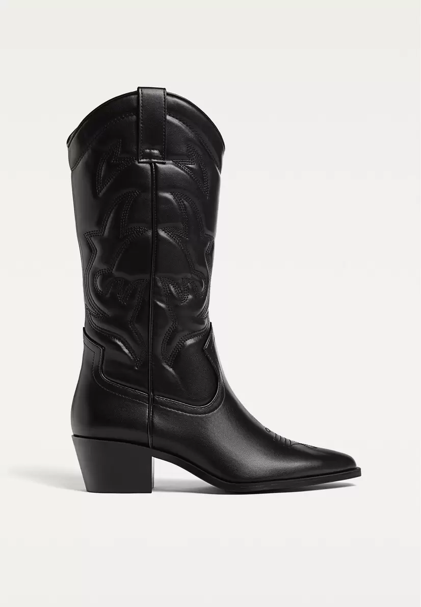 Bottes à talon style cowboy offre à 59,99€ sur Stradivarius