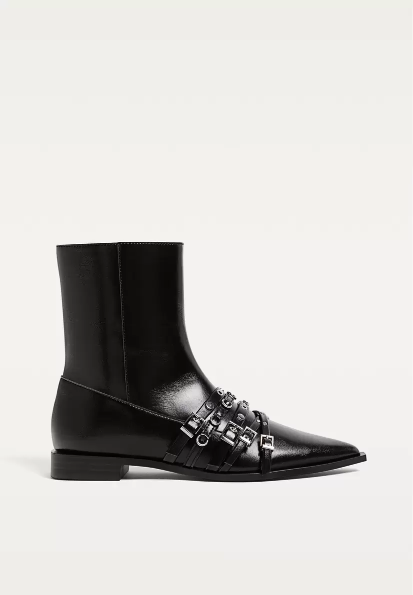 Bottines plates lanières offre à 45,99€ sur Stradivarius