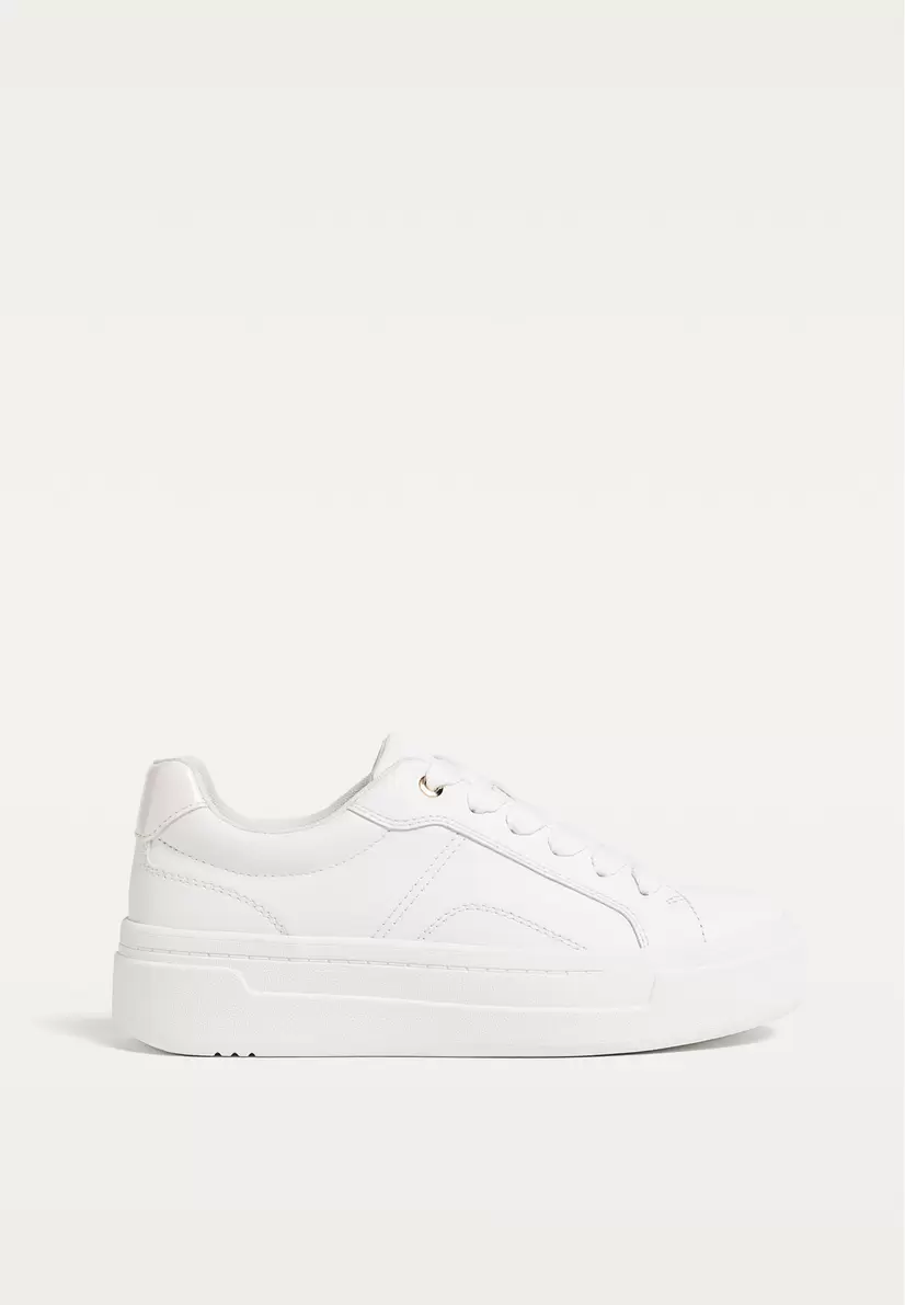 Baskets plateforme blanches offre à 19,99€ sur Stradivarius