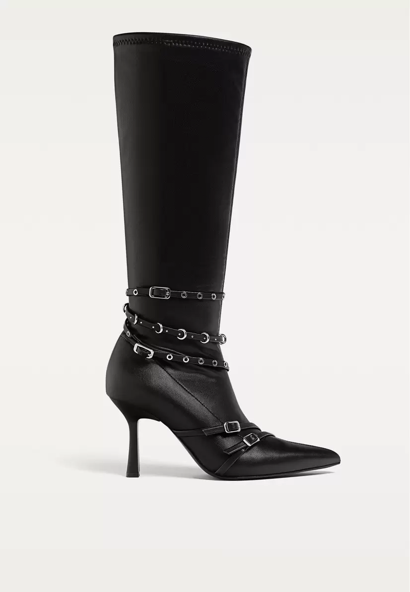 Bottes hautes avec boucles offre à 65,99€ sur Stradivarius