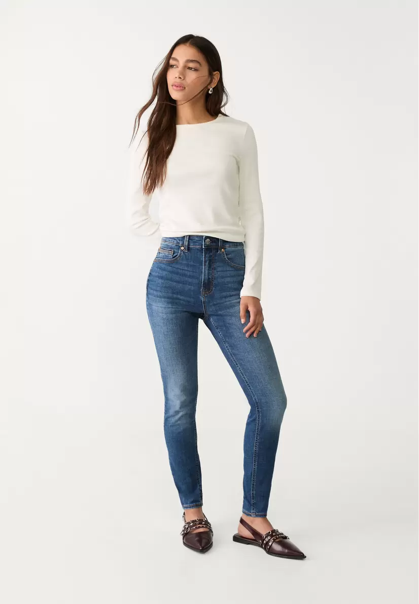 Jean D09 skinny taille très haute offre à 22,99€ sur Stradivarius