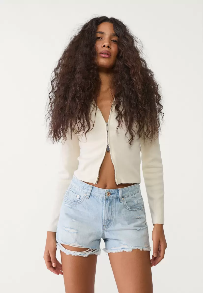 D75 Short en jean déchiré offre à 19,99€ sur Stradivarius