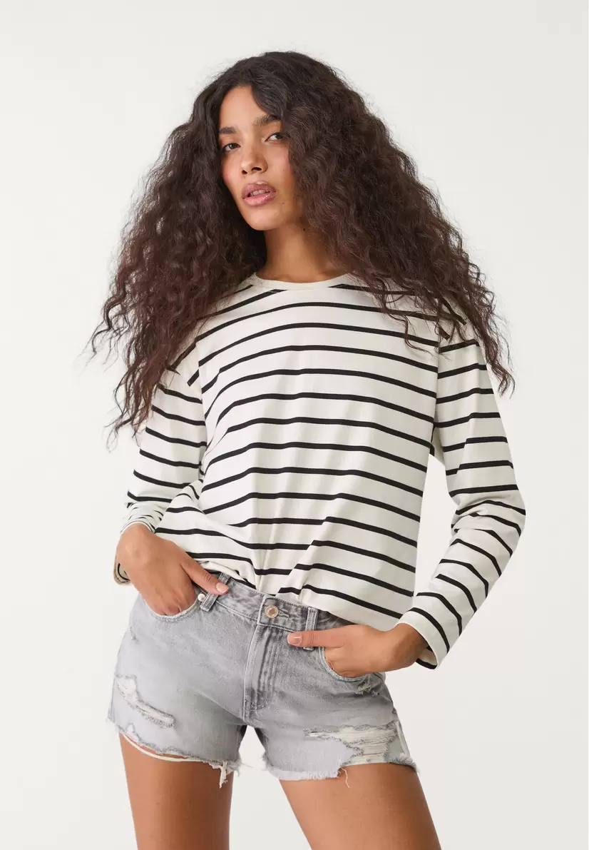 D75 Short en jean déchiré offre à 19,99€ sur Stradivarius