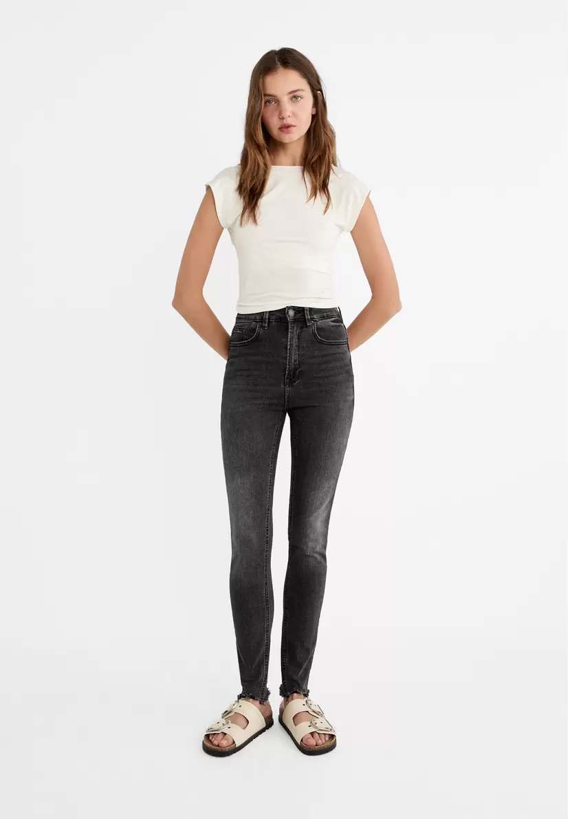 Jean D09 skinny taille très haute offre à 22,99€ sur Stradivarius