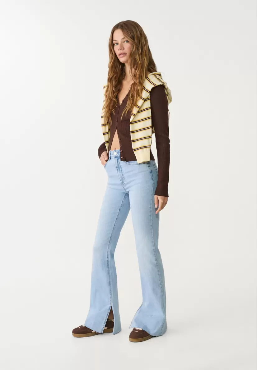 Jean flare slit offre à 29,99€ sur Stradivarius