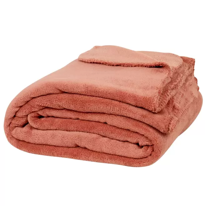 Plaid en polaire de polyester recyclé rose 230x150 offre à 22,99€ sur Maisons du Monde