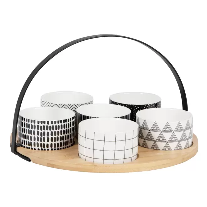 Coupelles apéritives en porcelaine noire et blanche (x6) et plateau en bambou offre à 29,99€ sur Maisons du Monde