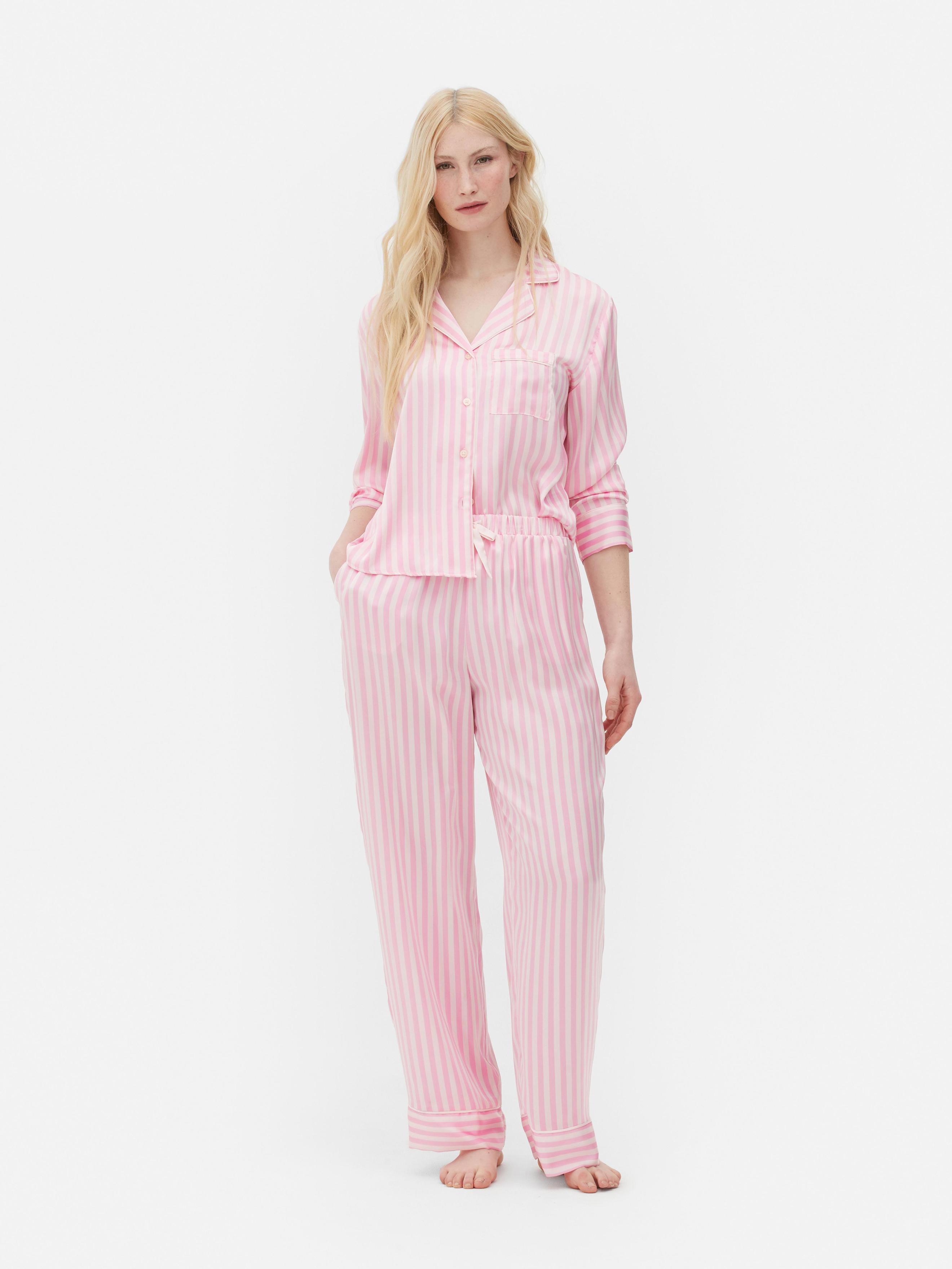 Pyjama en satin à manches longues offre à 22€ sur Primark