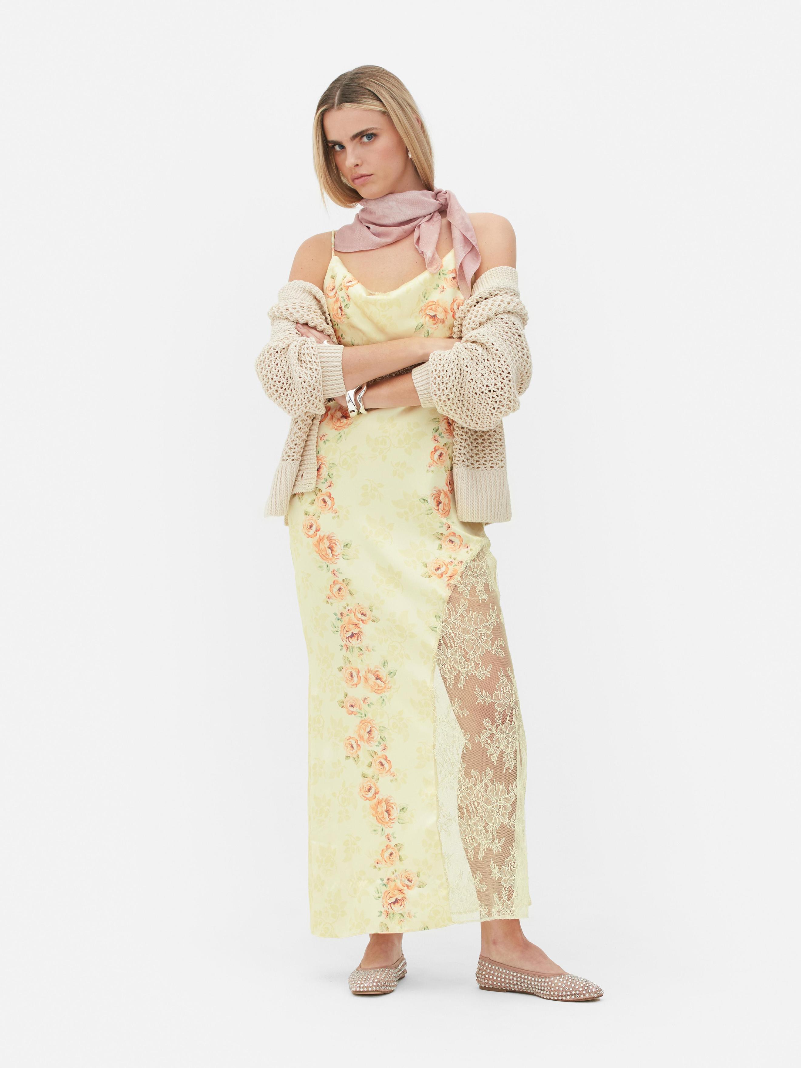 Robe mi-longue en satin à fleurs Rita Ora offre à 28€ sur Primark