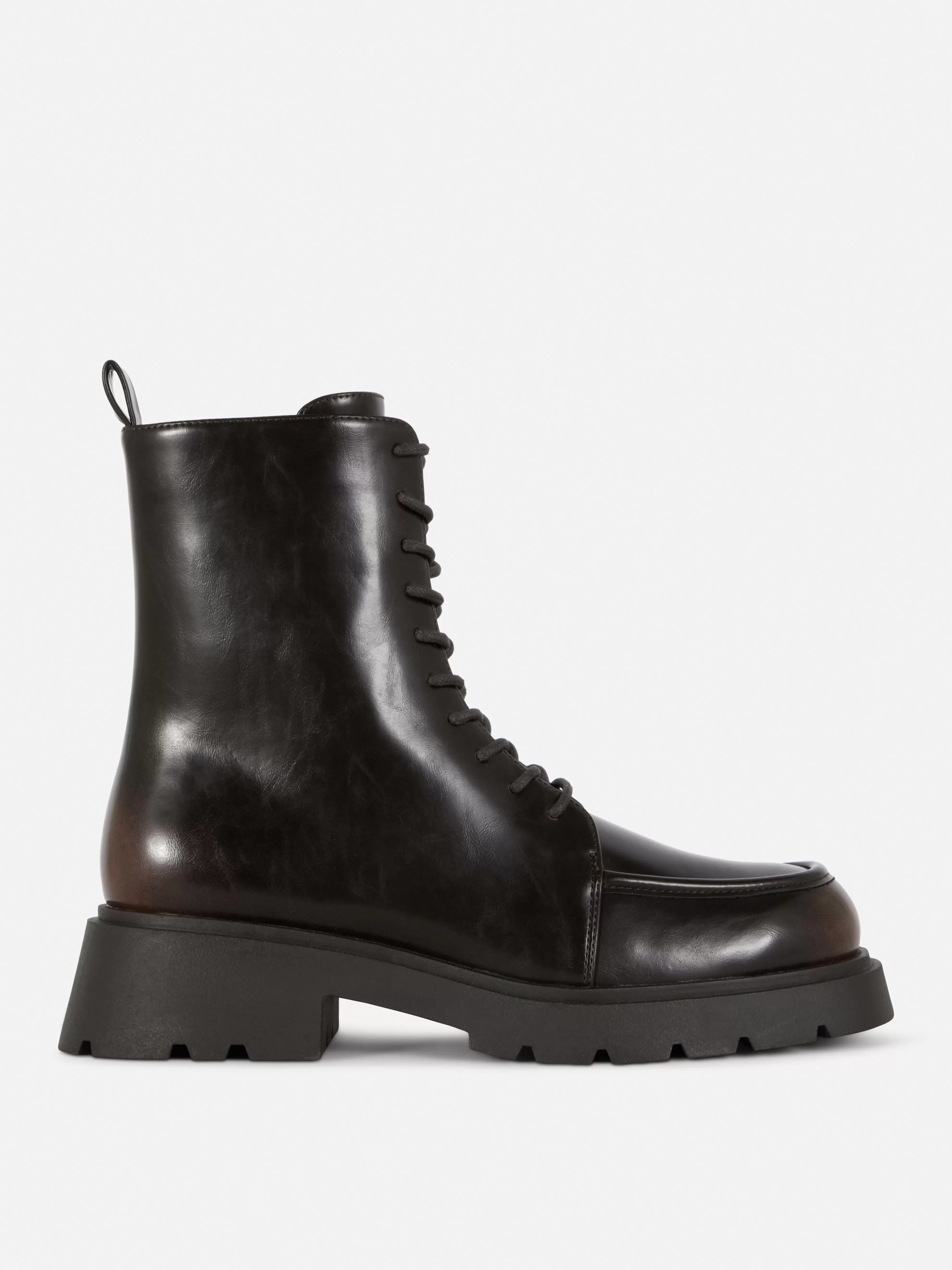 Bottines lacées avec empiècement sur l'embout offre à 24€ sur Primark