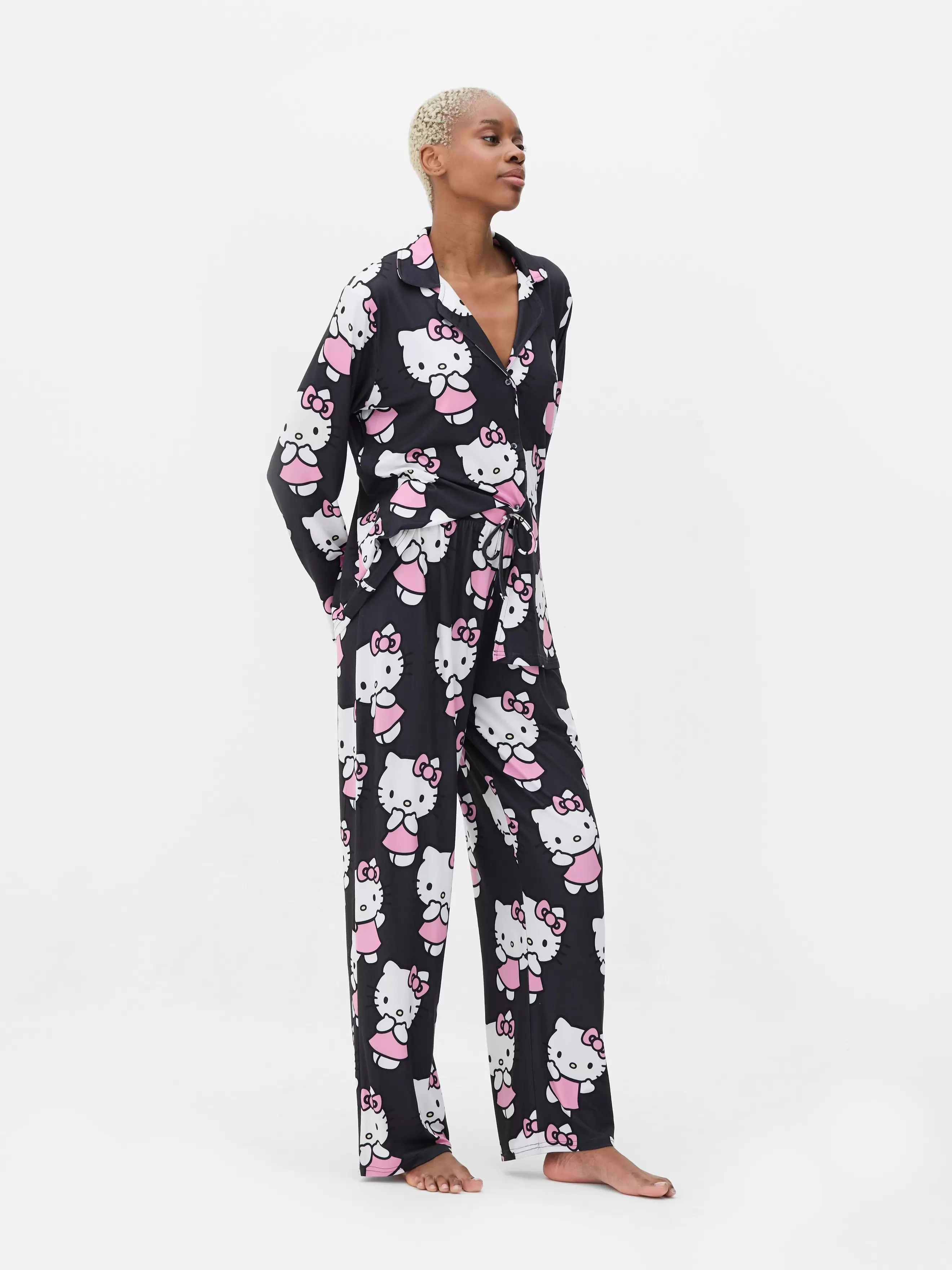 Pyjama chemise à manches longues Hello Kitty offre à 24€ sur Primark