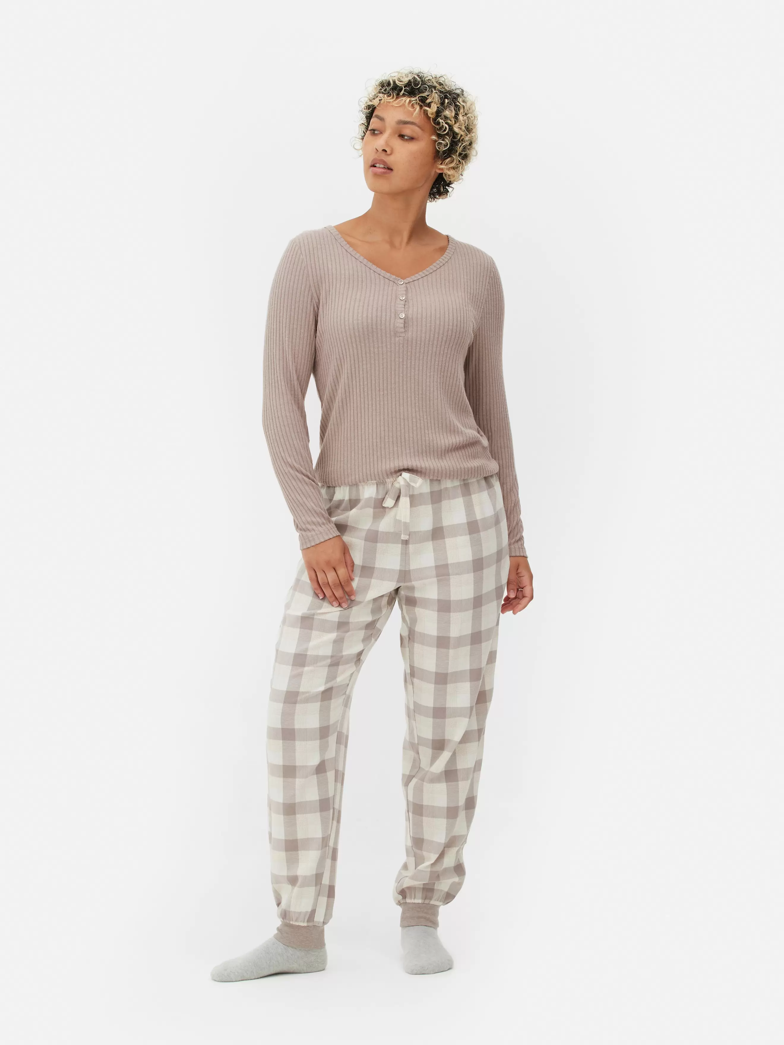 Pyjama t-shirt boutonné et pantalon à motifs offre à 16€ sur Primark