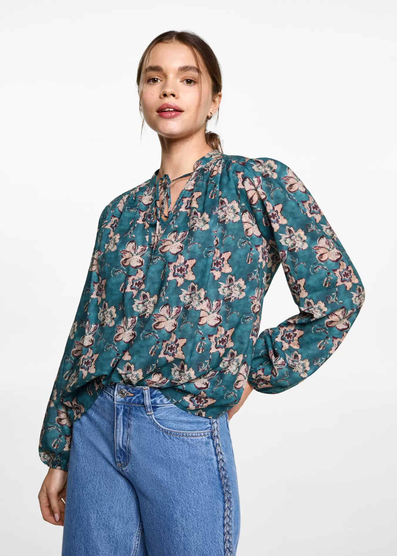 Blouse en imprimé floral offre à 22,99€ sur Mango