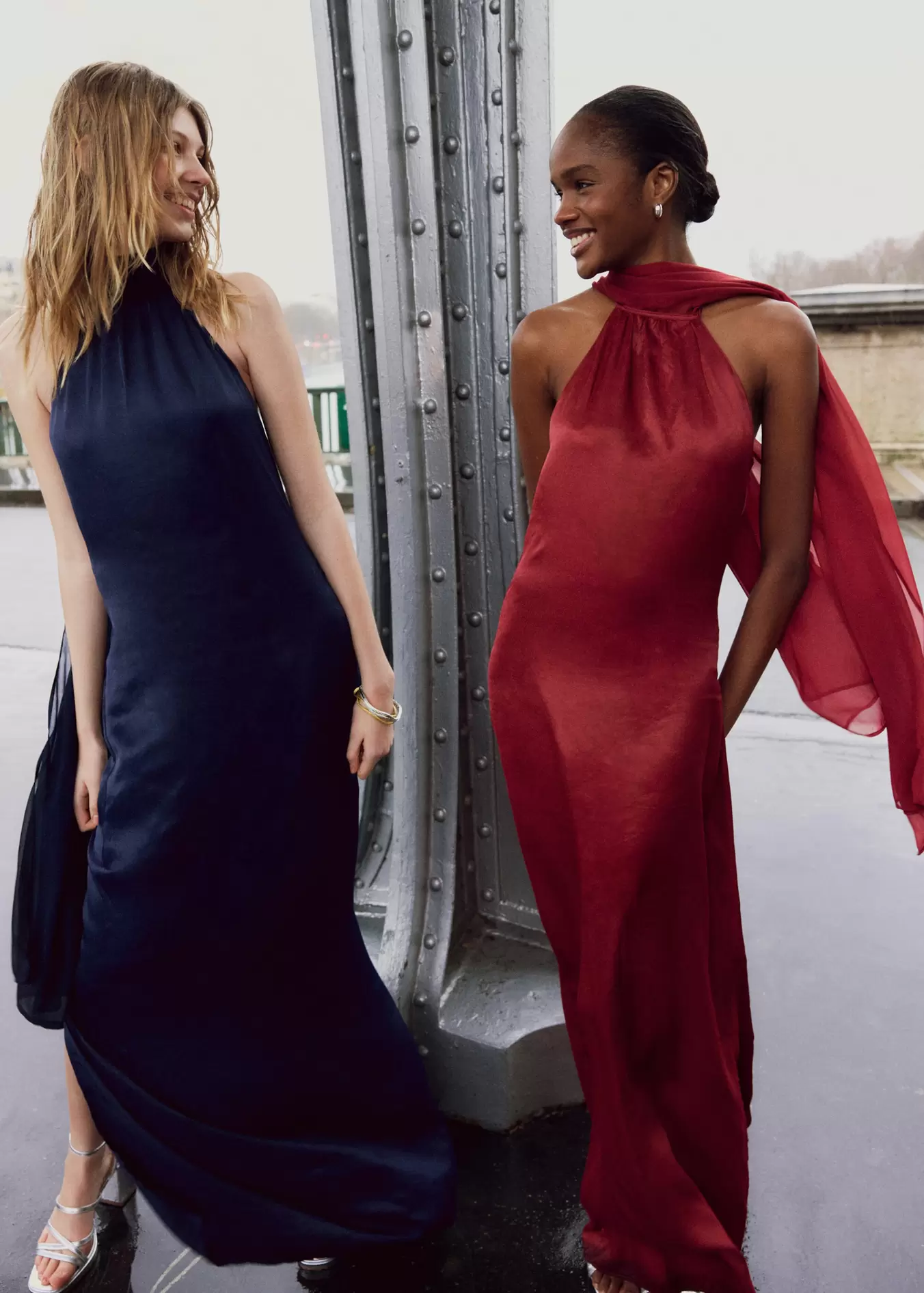 Robe satinée emmanchures américaines offre à 69,99€ sur Mango