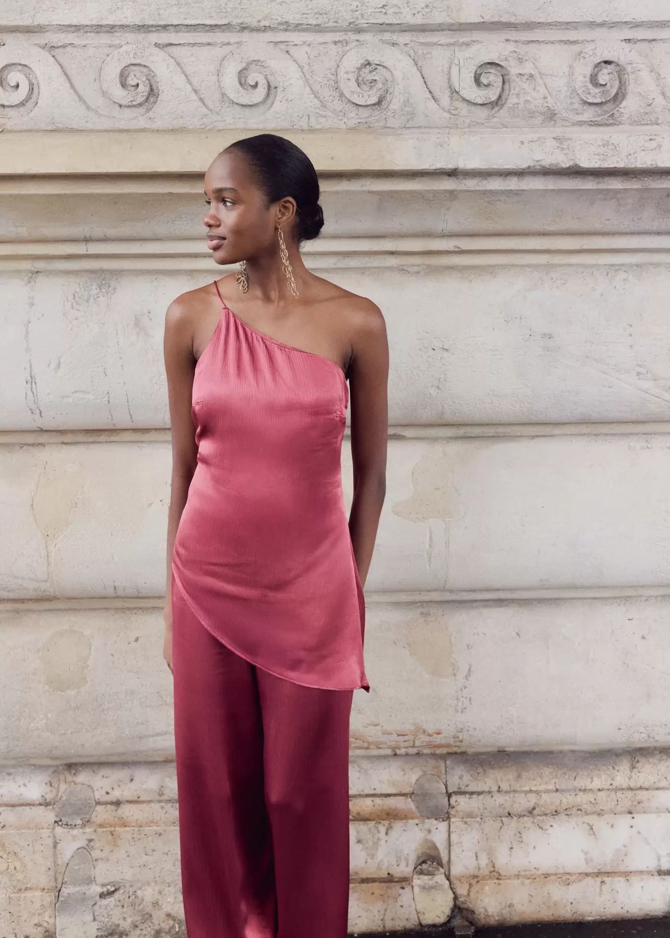 Top asymétrique satiné offre à 35,99€ sur Mango