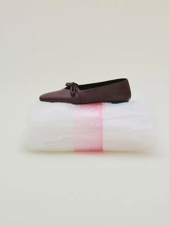 Leather Ballet Flats With Bow offre à 59,99€ sur Parfois